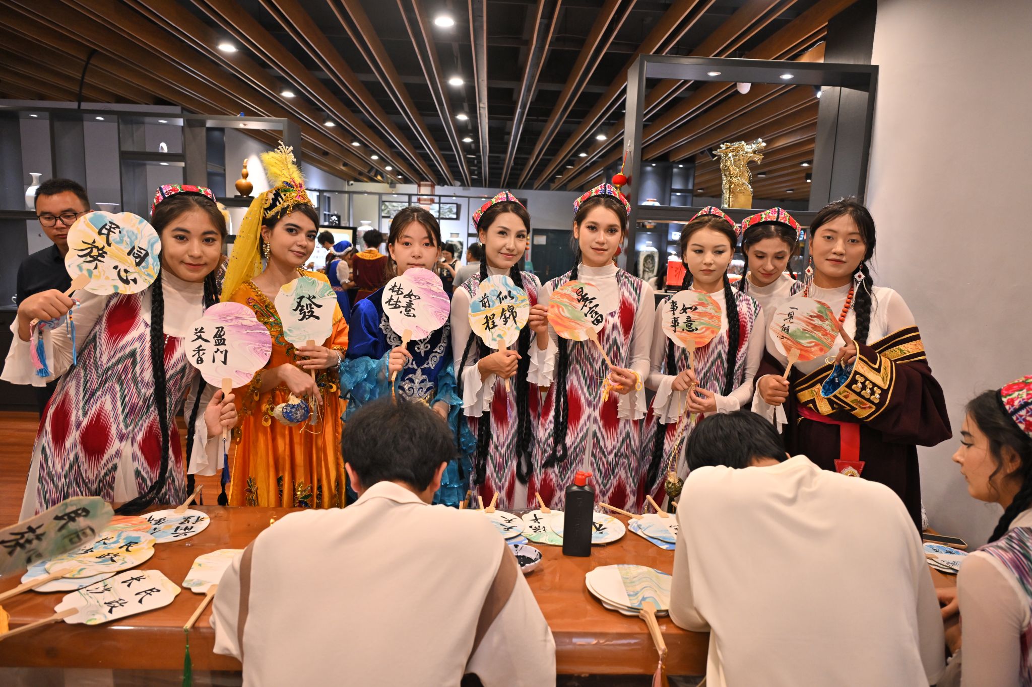 湘吐千里匯情長 石榴花開映民院——吐魯番“石榴籽·祖國行”走進長沙民政職院 會議會展服務(wù)